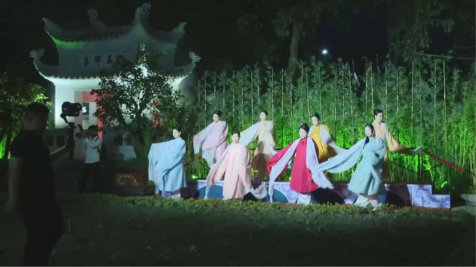 Tour đêm 'Tiếng chuông Trấn Vũ'